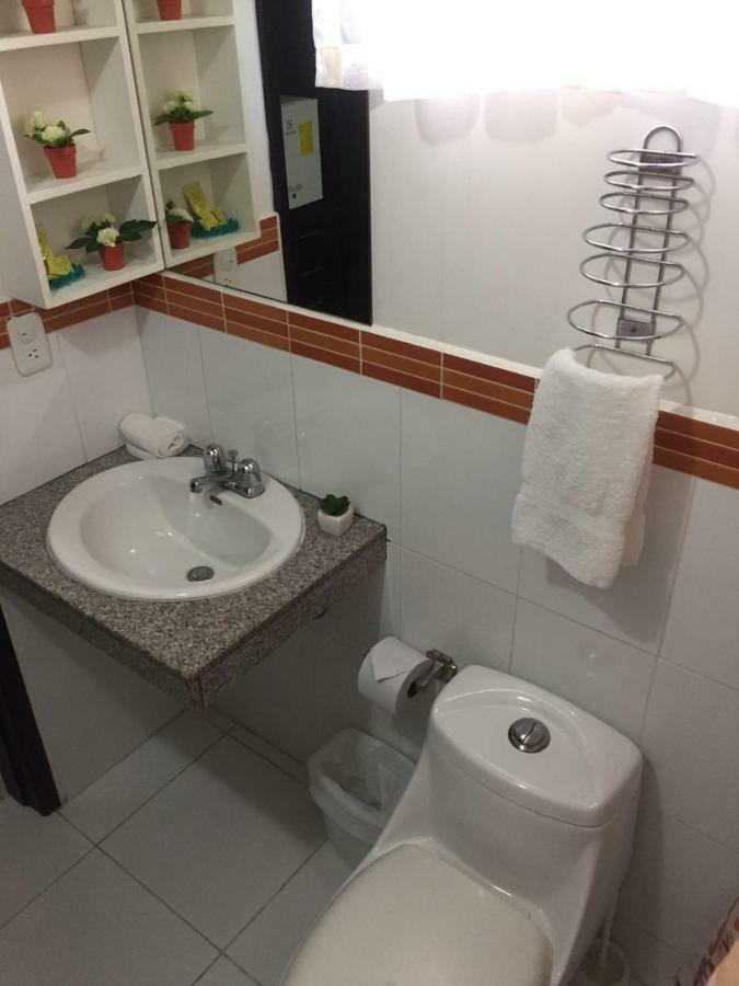 Hostal Blue Pacific Манта Экстерьер фото